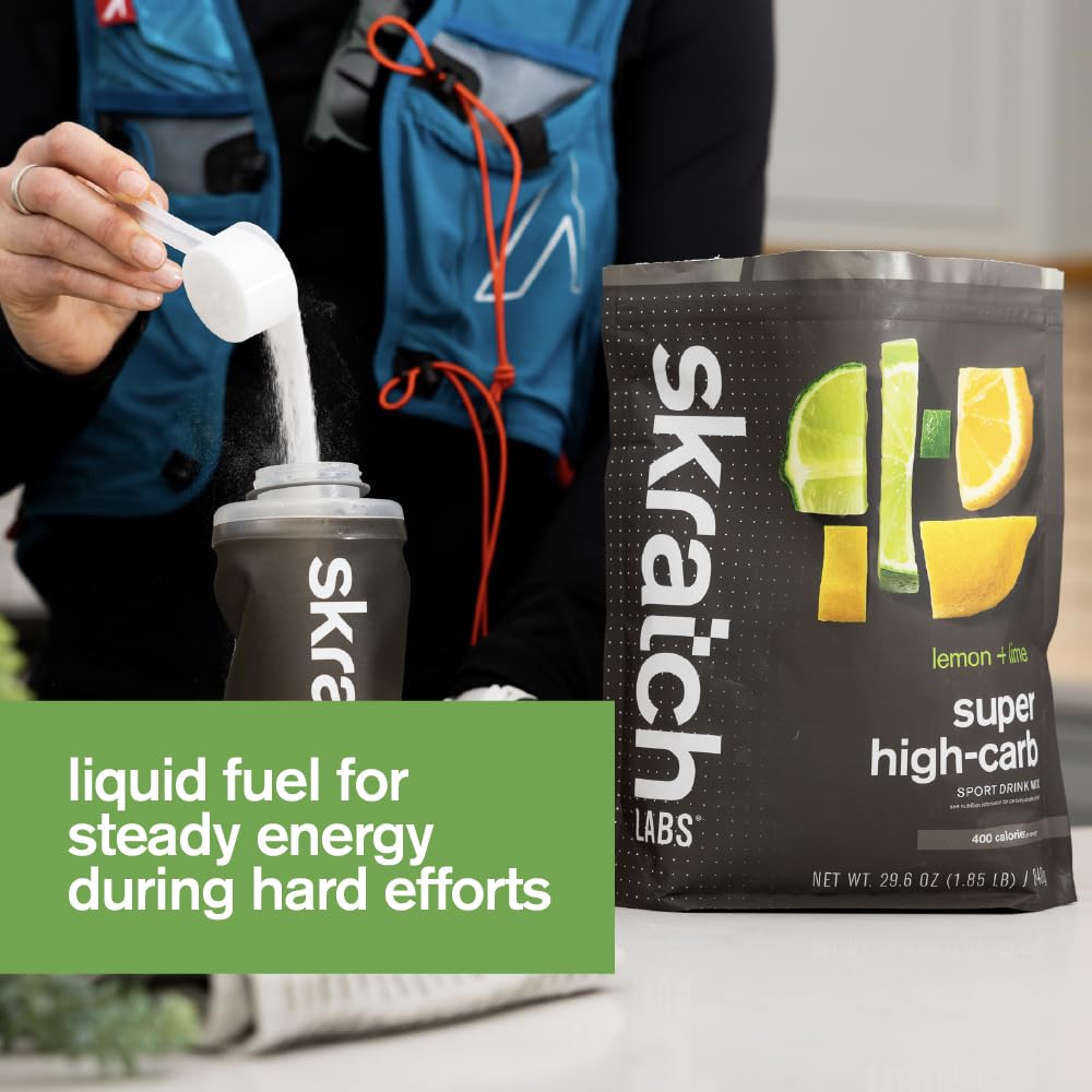 Escena de entrenamiento ciclista con Skratch Labs, soporte energético durante ruta