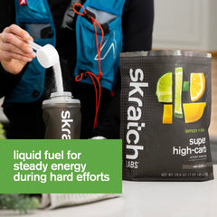 Escena de entrenamiento ciclista con Skratch Labs, soporte energético durante ruta
