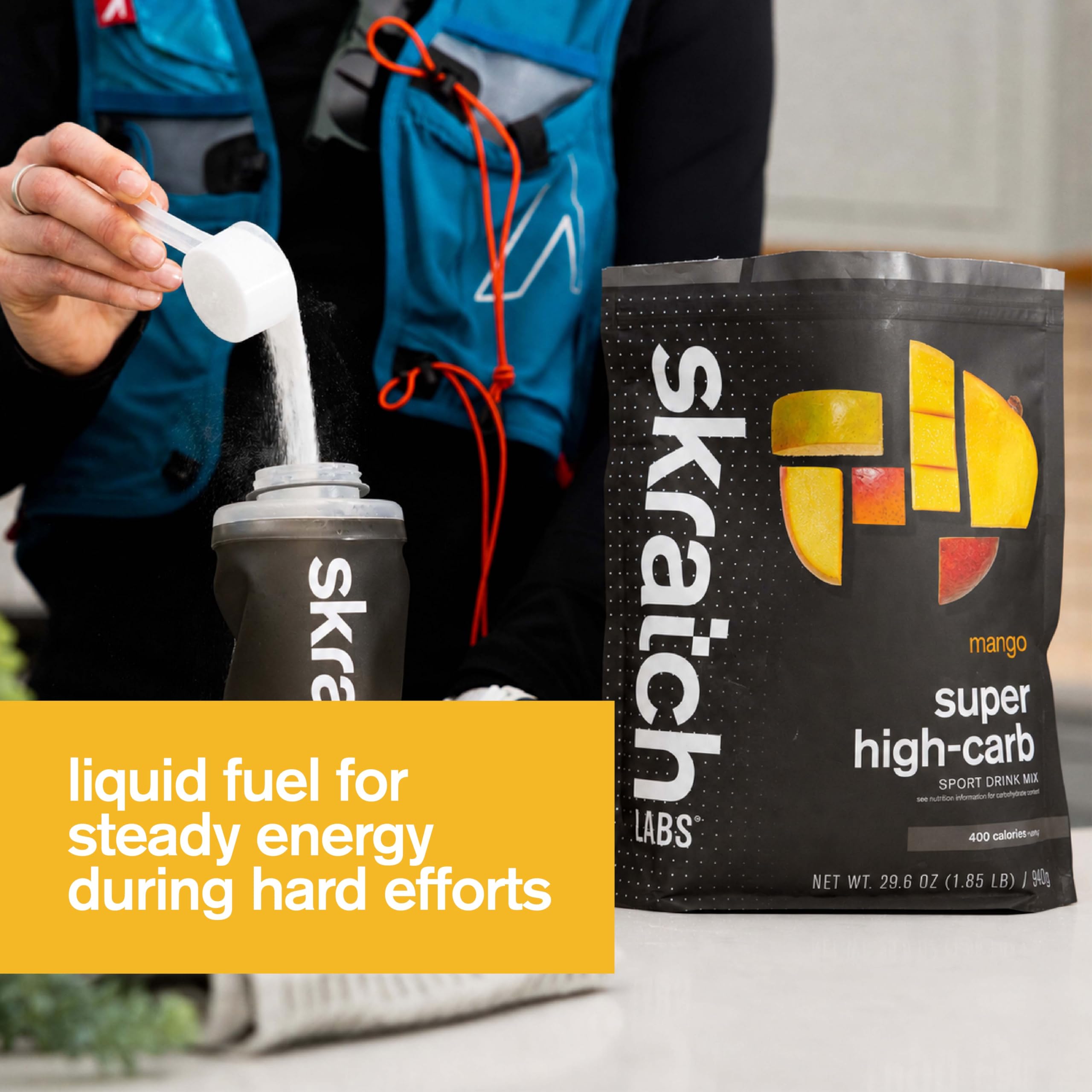 Skratch Labs botella en manos de ciclista demostrando uso en entrenamiento
