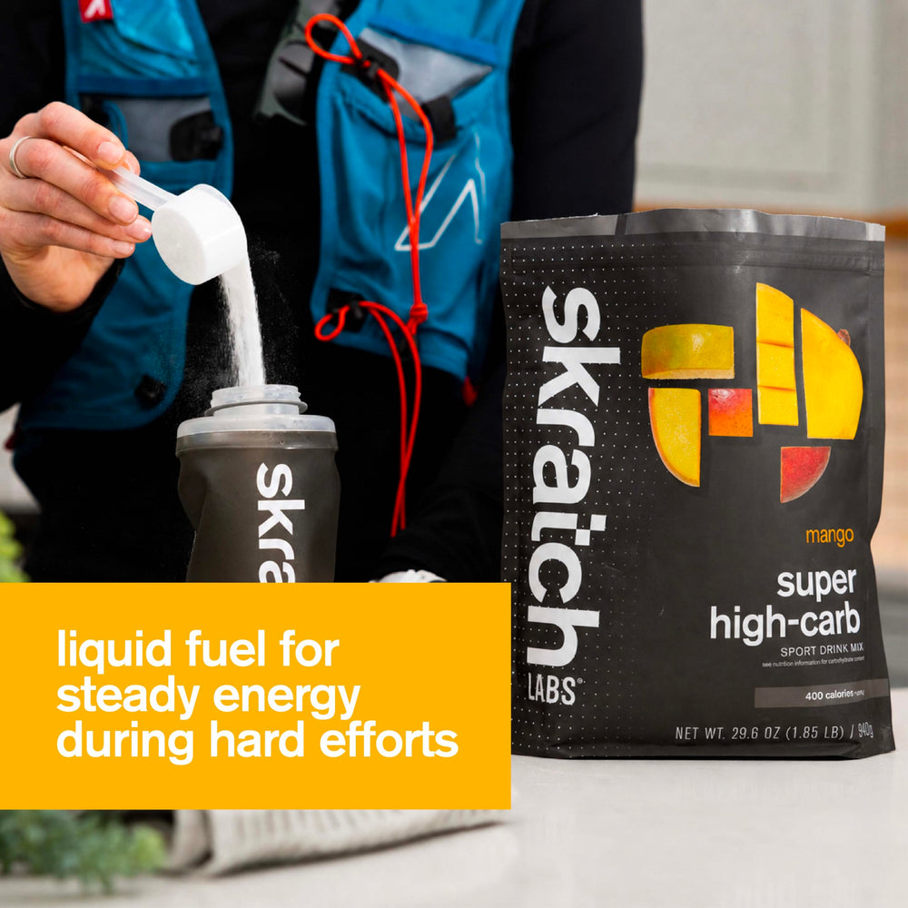 Skratch Labs botella en manos de ciclista demostrando uso en entrenamiento