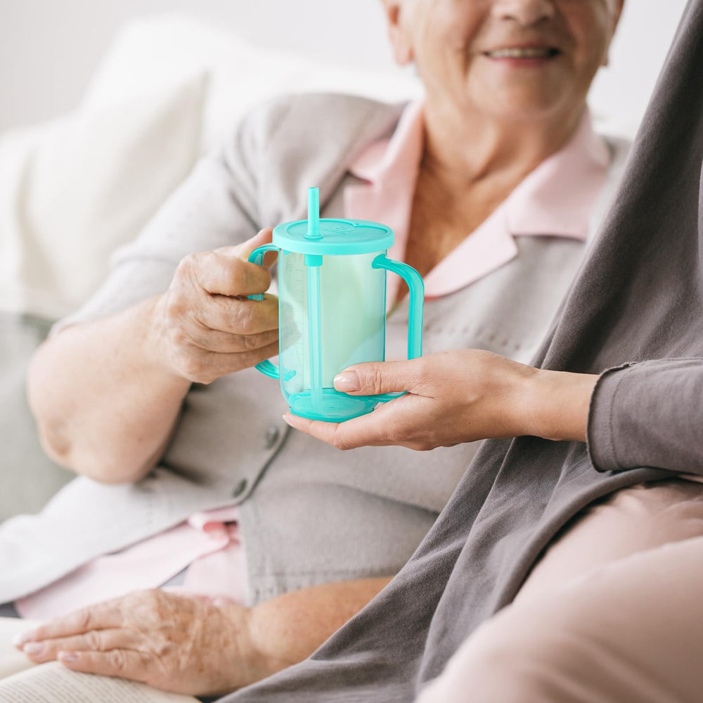 Sliner vaso en mano de persona mayor demostrando agarre seguro