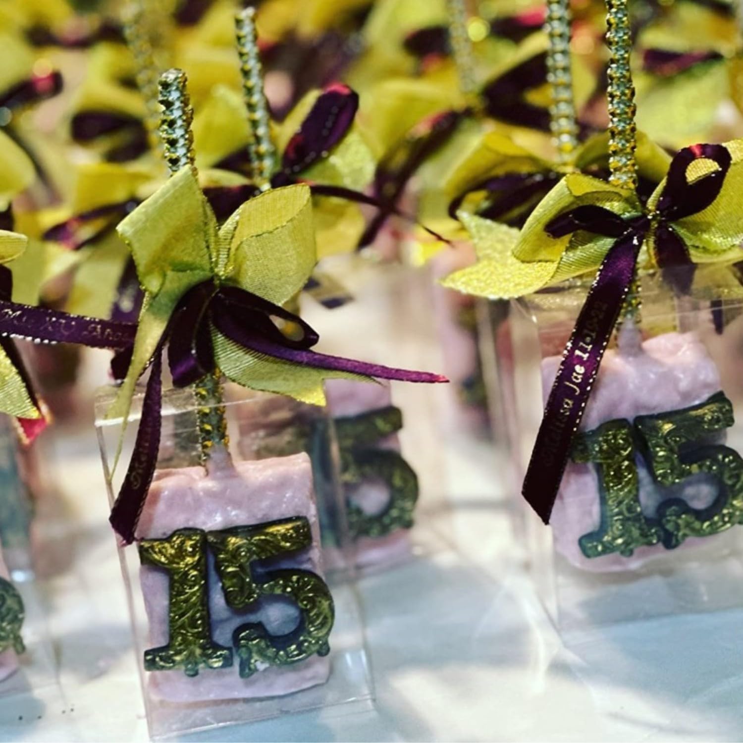 SLShePack varias cajas en mesa de fiesta mostrando organización elegante