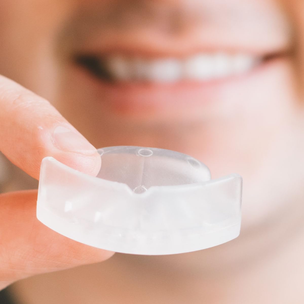 SmartGuard guardas colocados en boca durante la noche para protección dental