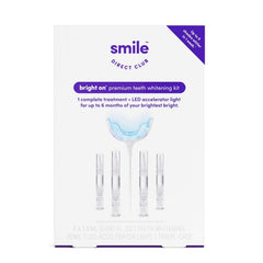 SmileDirectClub empaquetado frontal del kit destacando cuatro plumas y luz LED