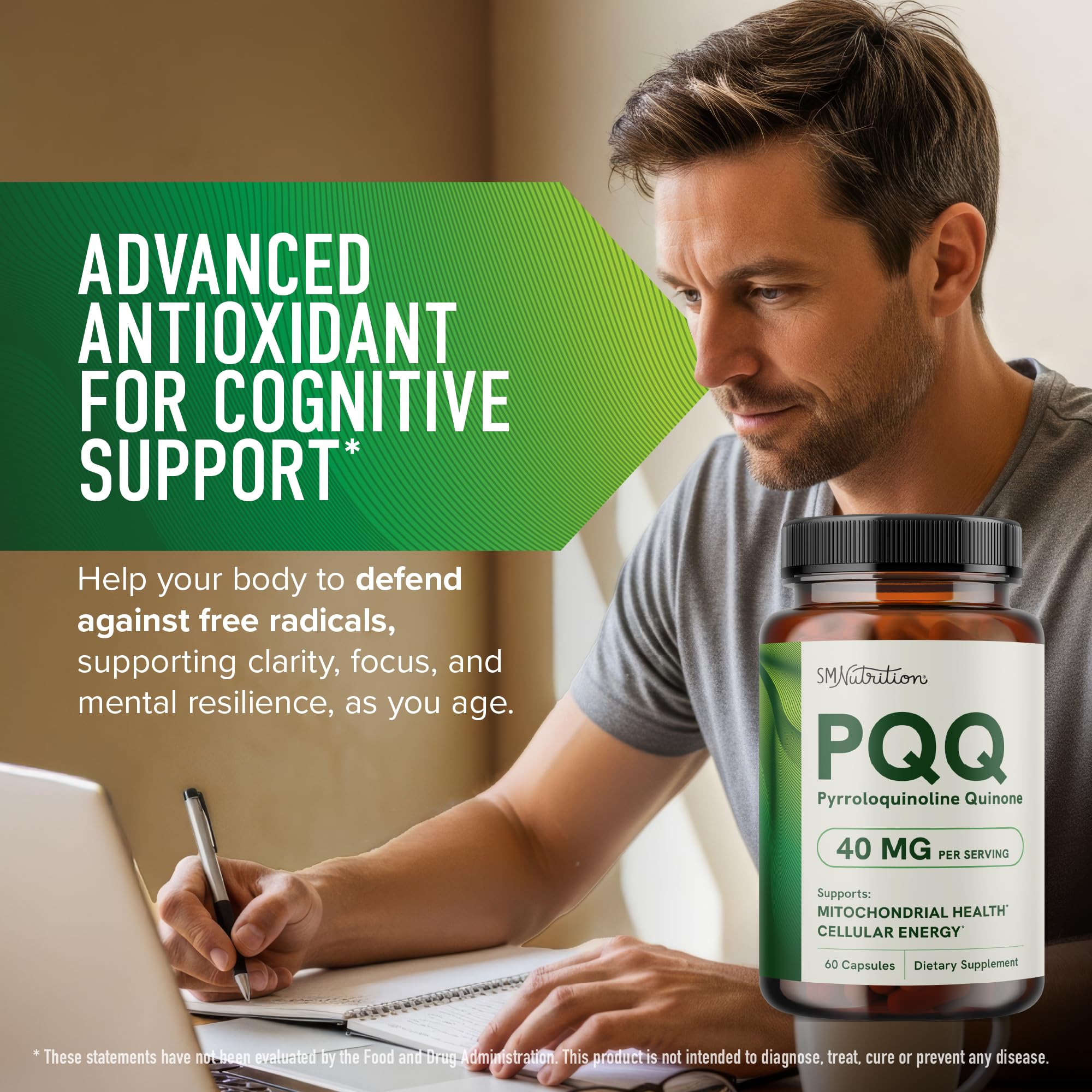 Persona tomando SMNutrition PQQ con agua para una toma diaria conveniente
