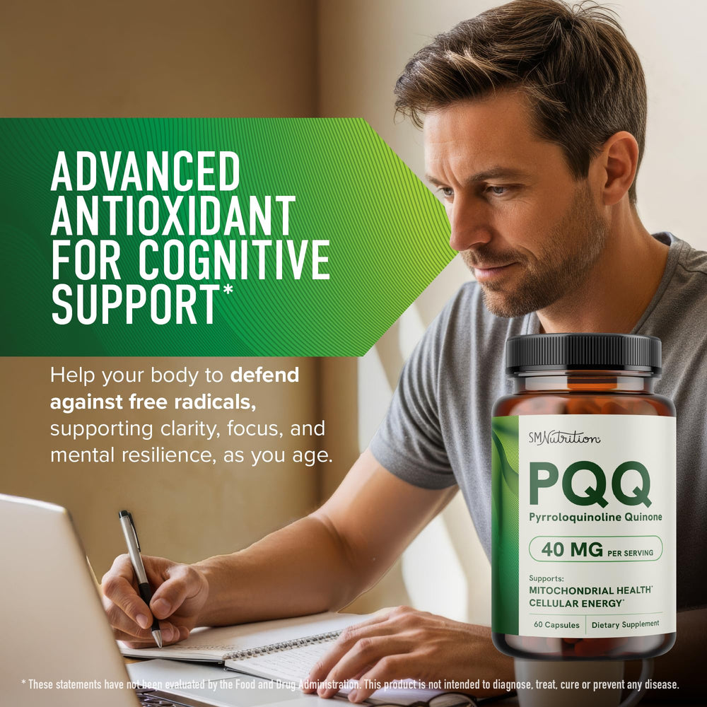 Persona tomando SMNutrition PQQ con agua para una toma diaria conveniente