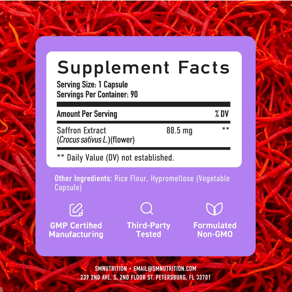 Persona sosteniendo una cápsula SMNutrition Saffron para mostrar uso diario práctico