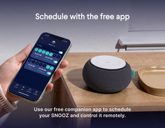 SNOOZ junto a una libreta para comparar tamaño y portabilidad en viajes