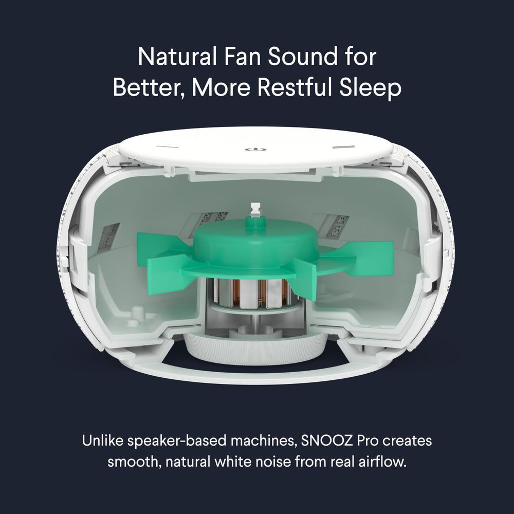 SNOOZ Pro colocado en mesita junto a lámpara para bloquear ruidos nocturnos