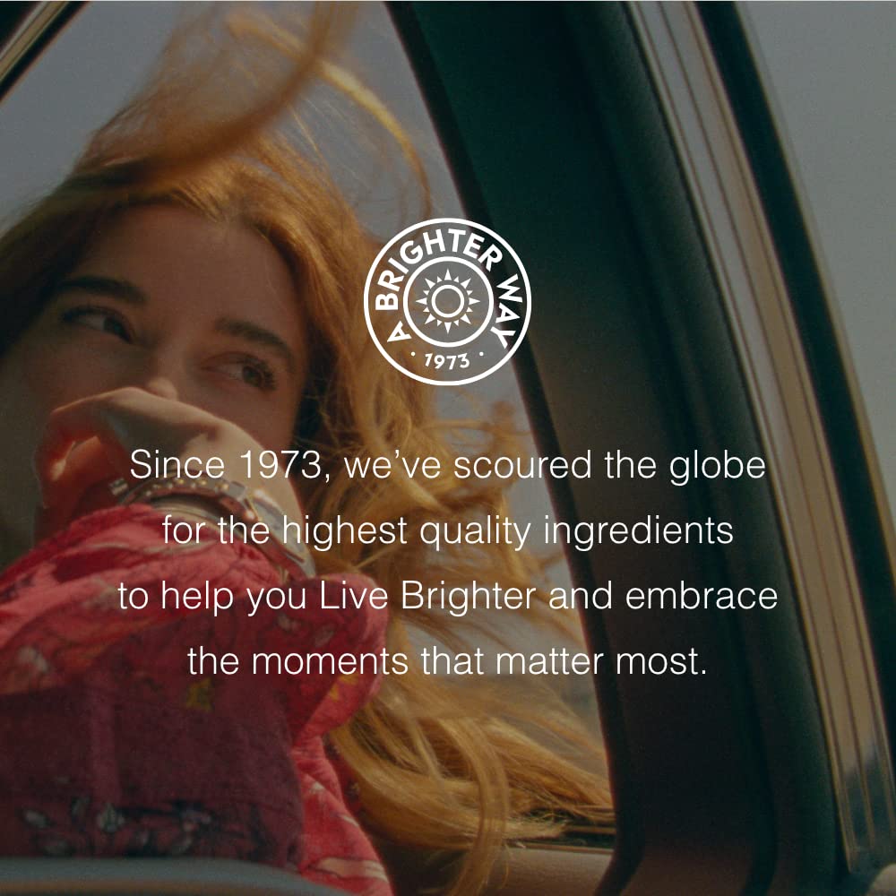 SOLARAY mujer activa tomando su suplemento mostrando apoyo a energía y bienestar