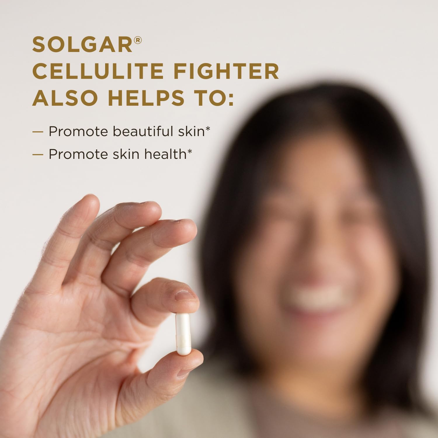 Solgar Cellulite Fighter producto en uso sobre muslo para rutina diaria