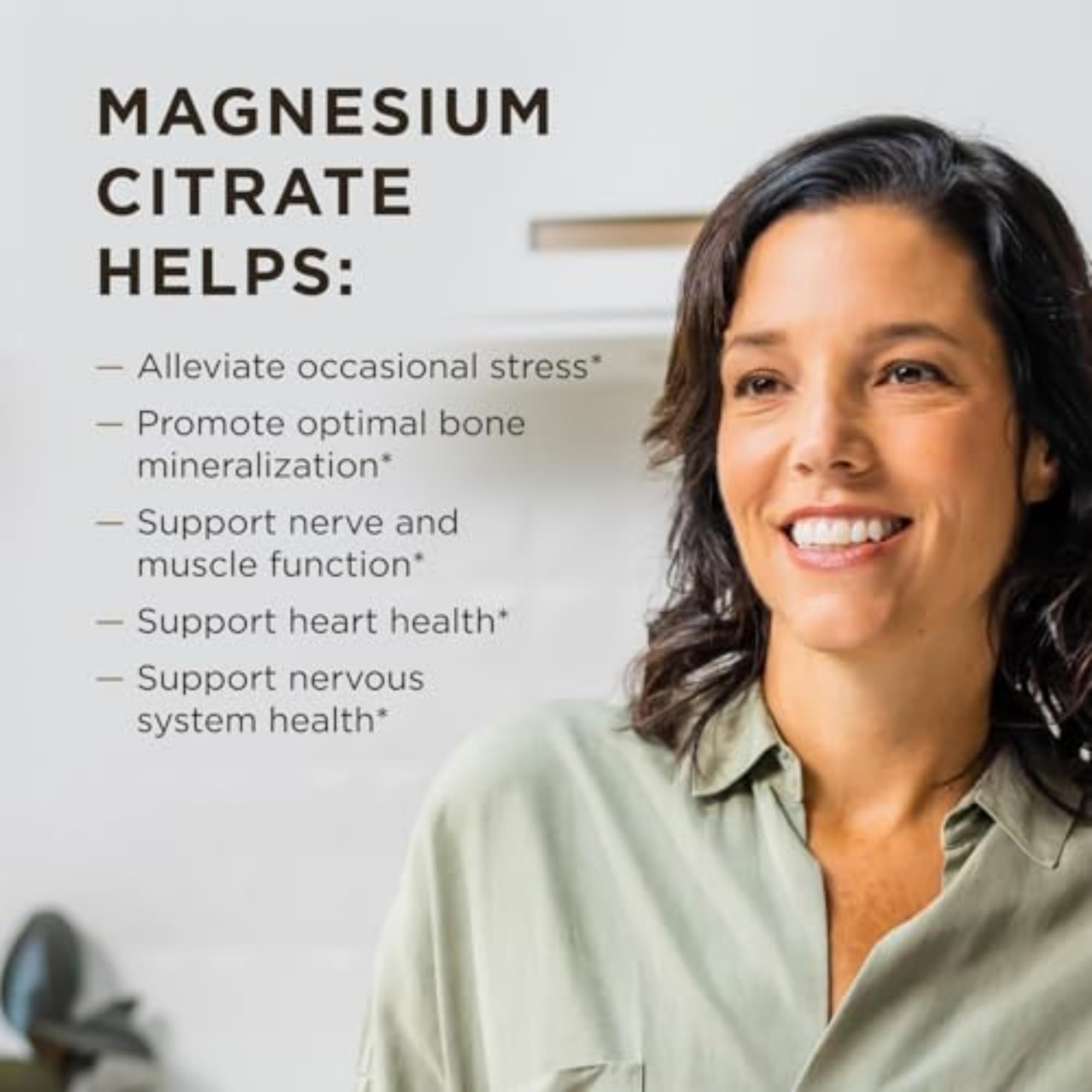 Solgar magnesio citrato persona sosteniendo tableta para uso diario y conveniencia