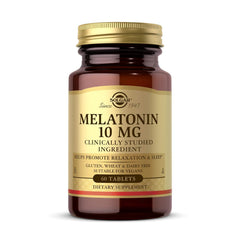 Solgar melatonin tableta en mano ilustra tamaño y dosificación práctica