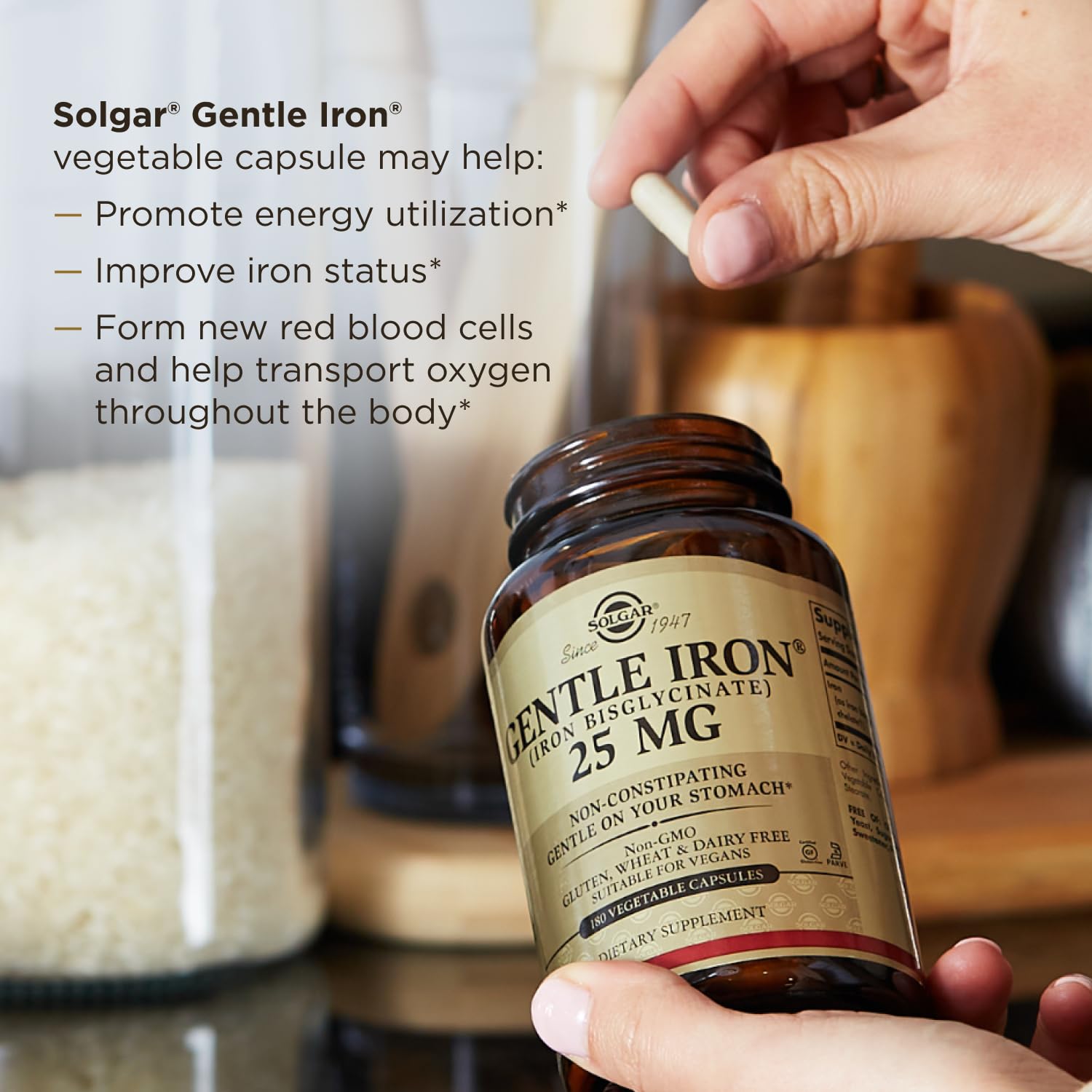 Persona tomando Solgar Gentle Iron favoreciendo rutina diaria activa