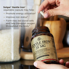 Persona tomando Solgar Gentle Iron favoreciendo rutina diaria activa