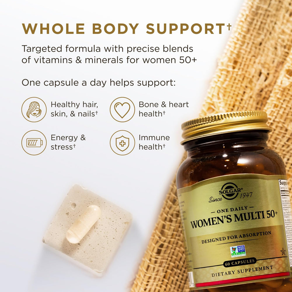 Solgar mujer madura tomando una cápsula que refleja rutina diaria saludable