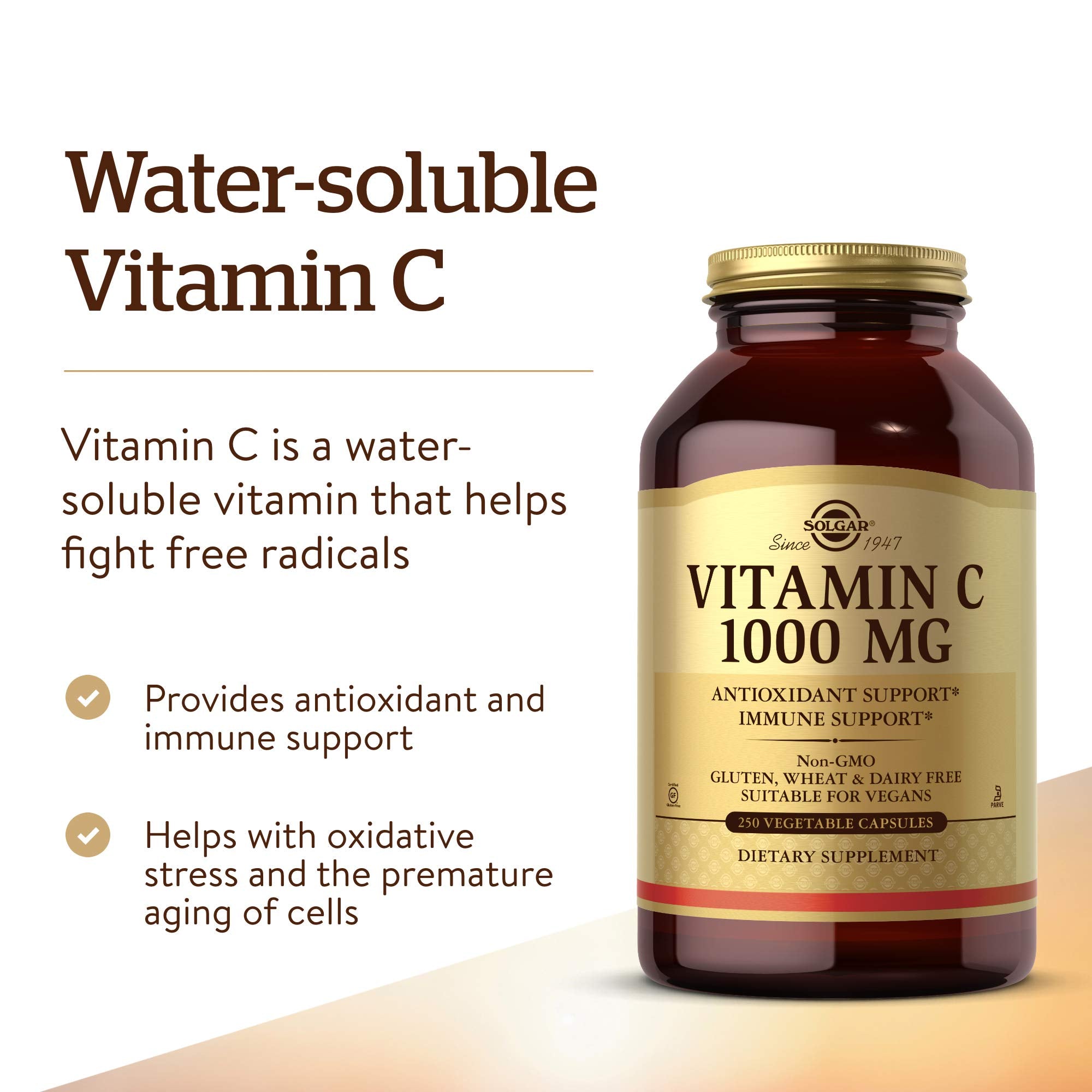 Manos sosteniendo el bote de Solgar Vitamin C 1000 mg