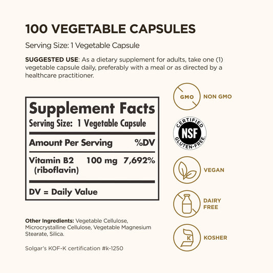 Cápsula de Solgar Vitamina B2 en mano resaltando formato vegano y fácil ingesta