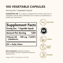 Cápsula de Solgar Vitamina B2 en mano resaltando formato vegano y fácil ingesta