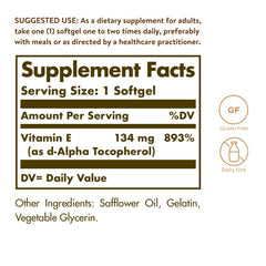 Close-up del softgel de Solgar Vitamina E mostrando textura oleosa y fácil absorción