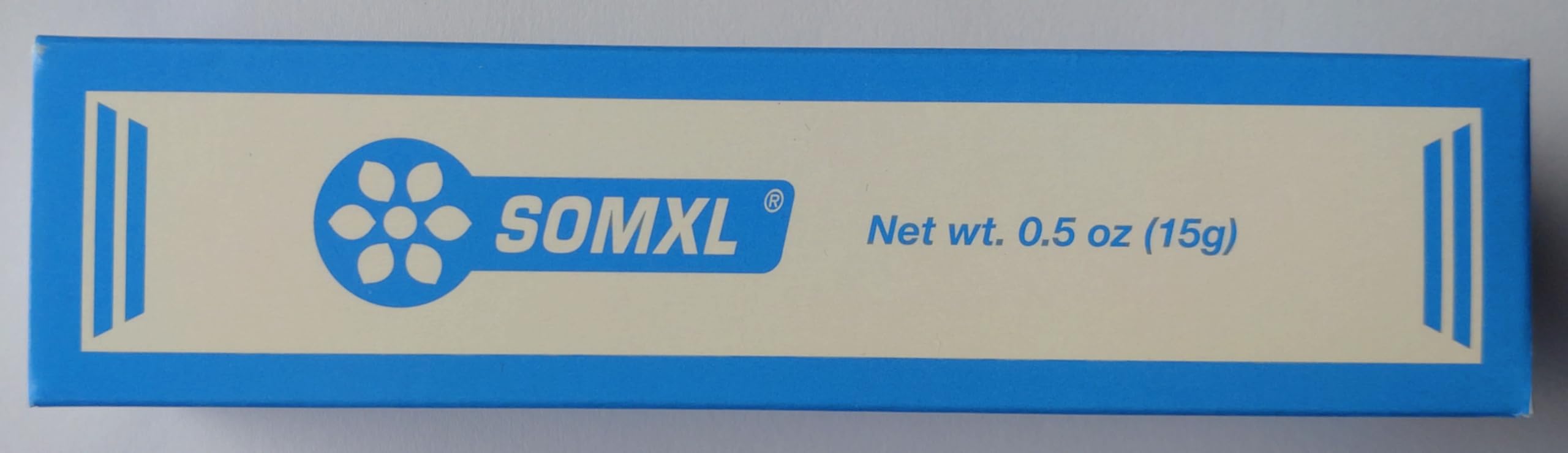 SOMXL colocado junto a toallas en baño, aplicación práctica en rutina diaria
