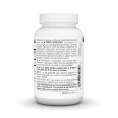 Source Naturals cápsulas en la mano para mostrar tamaño y facilidad de ingestión