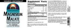 Source Naturals persona tomando cápsula con comida para mejor absorción