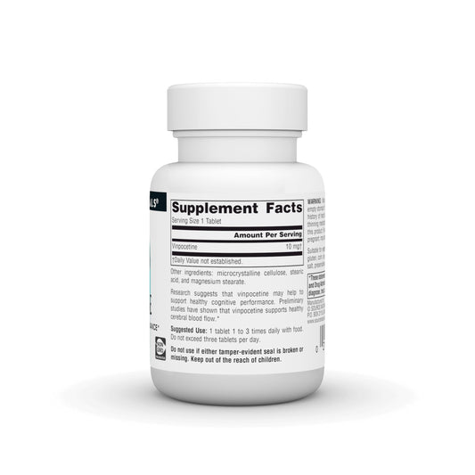 Source Naturals comprimido de vinpocetina en mano mostrando tamaño y dosificación