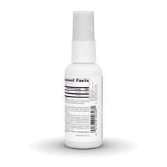 Persona aplicando el spray Source Naturals en la boca mostrando uso práctico sin agua