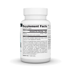 Tabletas en mano comparadas con moneda para apreciar escala y cantidad de Source Naturals