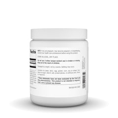 Source Naturals vertiendo polvo en un vaso para bebida rápida