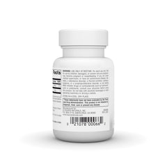Source Naturals tabletas en mano para comparar tamaño y facilidad de ingestión