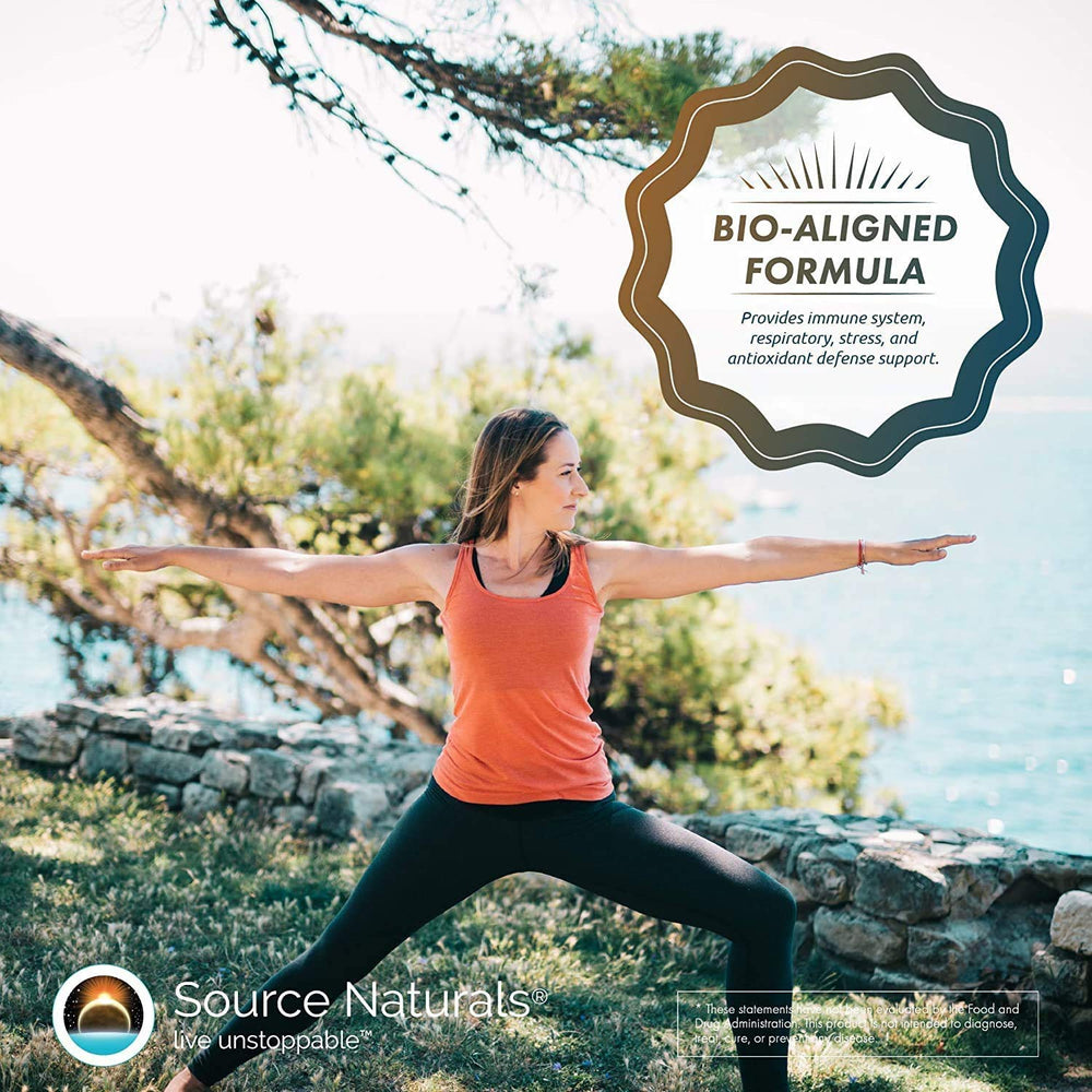 Source Naturals lifestyle persona activa con frasco para complementar rutina