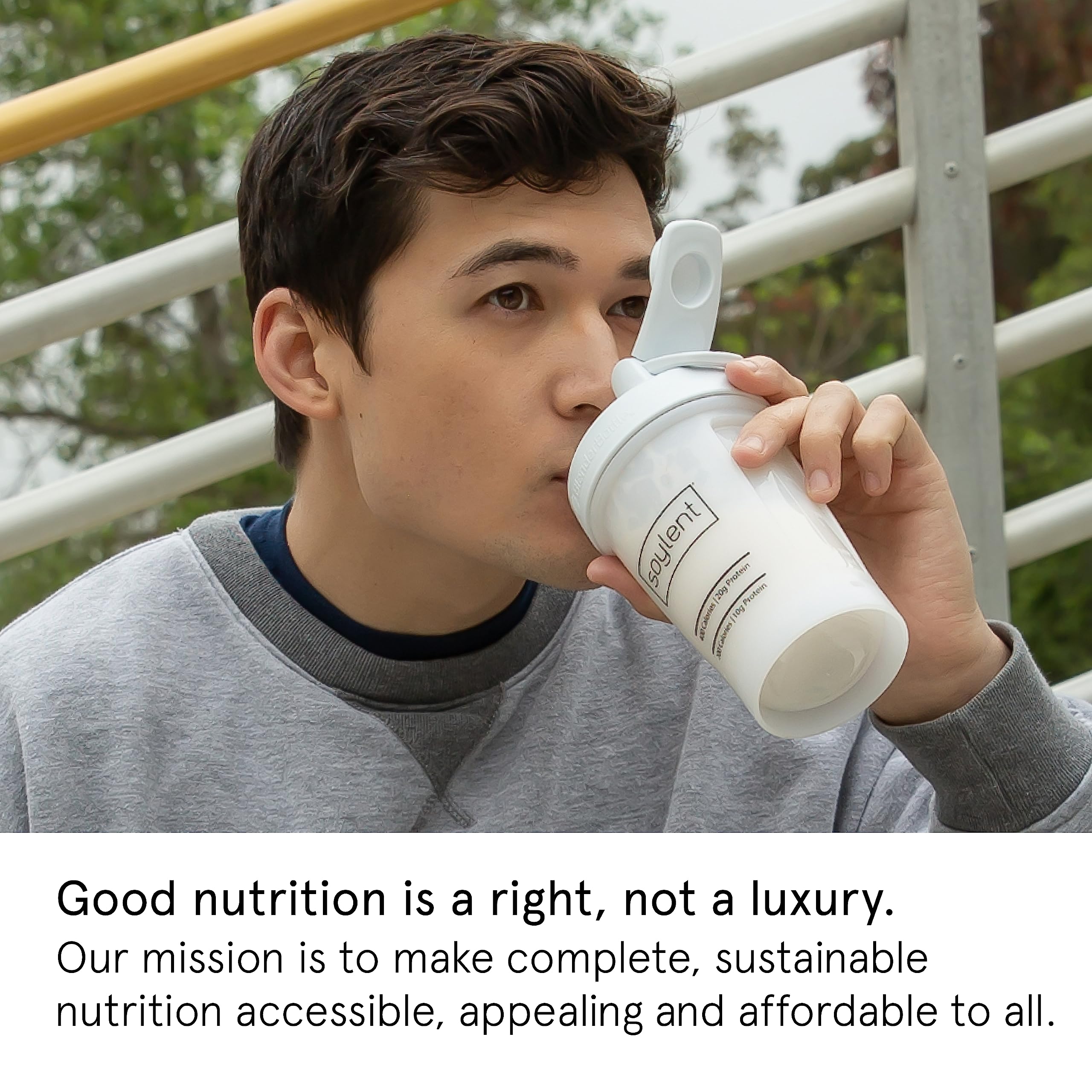 Soylent batido servido en vaso listos para beber y rápido consumo