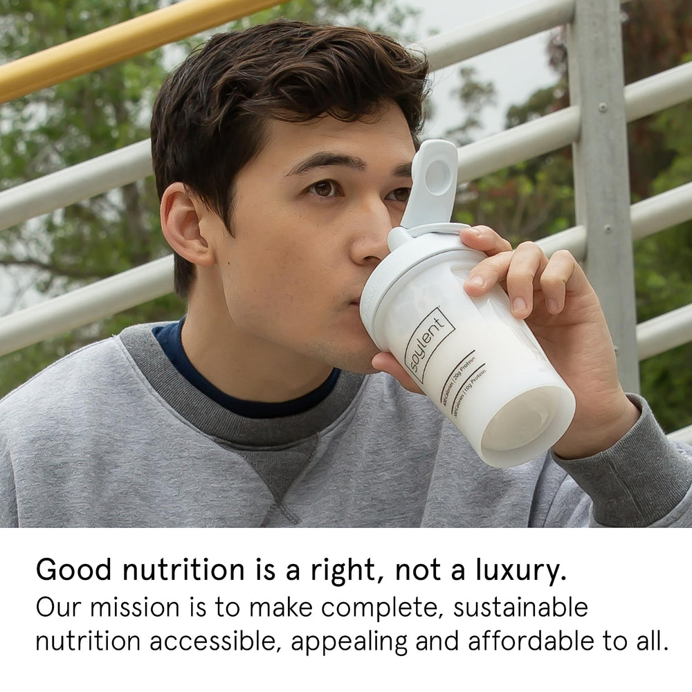 Soylent batido servido en vaso listos para beber y rápido consumo