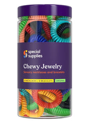 Special Supplies comparación de tamaño en mano adulta, escala clara