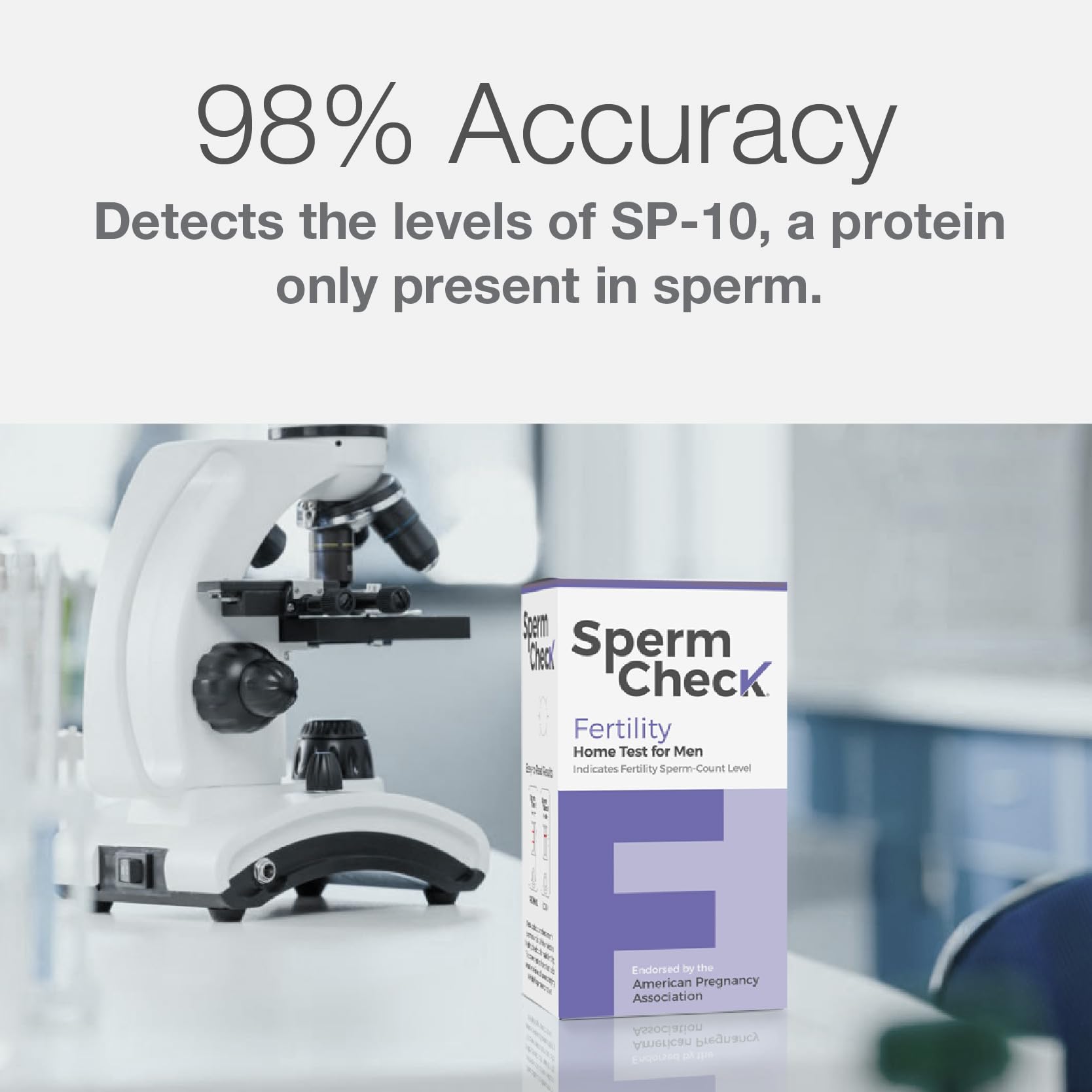 SpermCheck hombre realizando la prueba en casa con instrucciones visibles