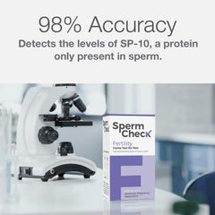 SpermCheck hombre realizando la prueba en casa con instrucciones visibles