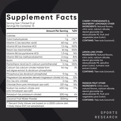 Sports Research persona bebiendo en sendero, apoyo de hidratación en actividad