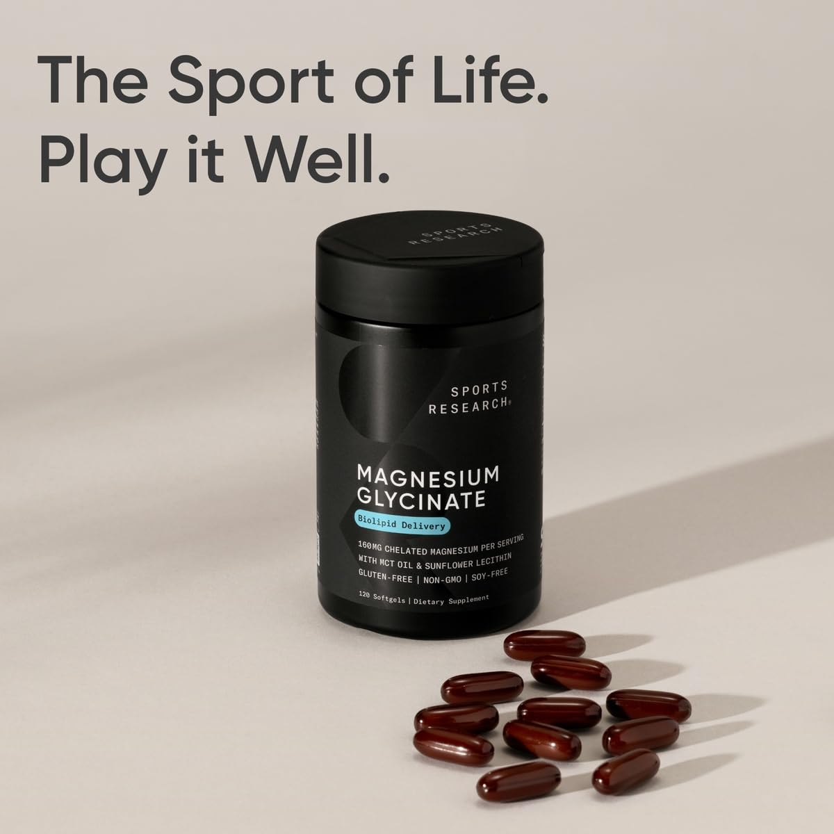 Sports Research persona tomando softgel en cocina para uso cotidiano