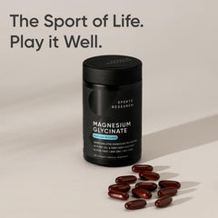 Sports Research persona tomando softgel en cocina para uso cotidiano