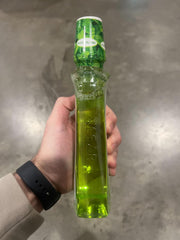 Spry botella junto a una mano para comparar tamaF1o y visualizar 16 fl oz