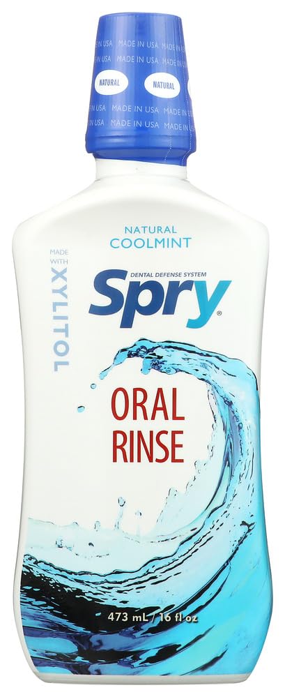 Spry persona enjuagándose en el lavabo para frescura y limpieza diaria