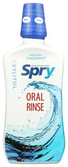 Spry persona enjuagándose en el lavabo para frescura y limpieza diaria