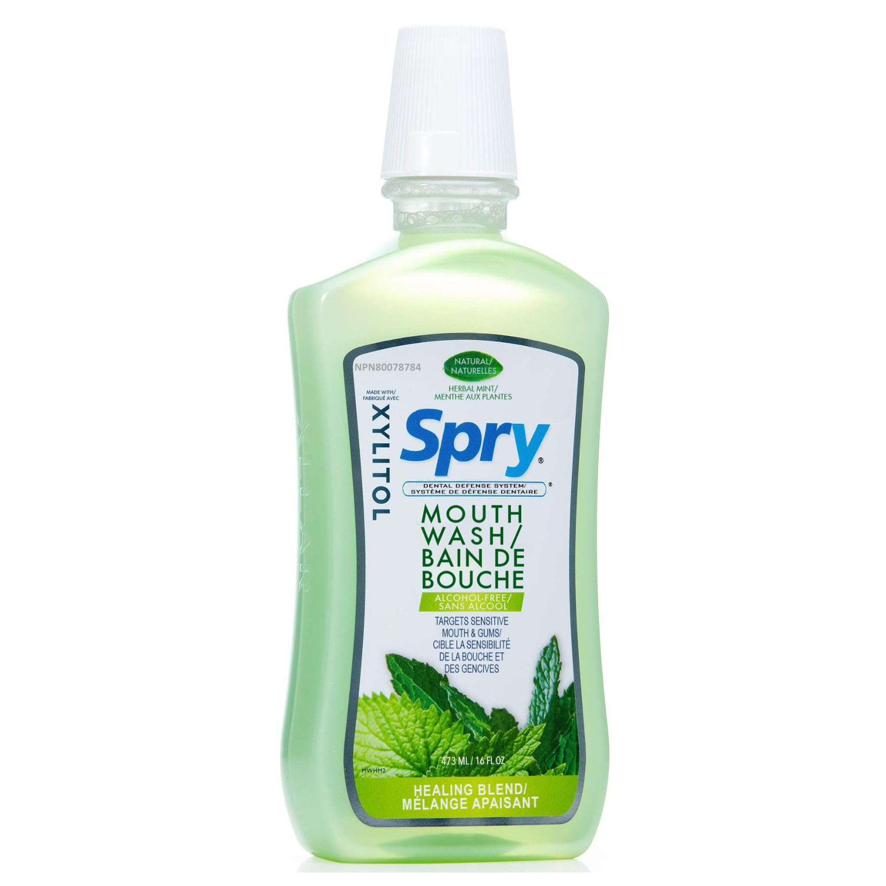 Persona usando Spry enjuague bucal demostrando frescura y alivio