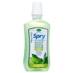 Persona usando Spry enjuague bucal demostrando frescura y alivio