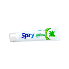 Spry textura cremosa de la pasta en primer plano que facilita el cepillado