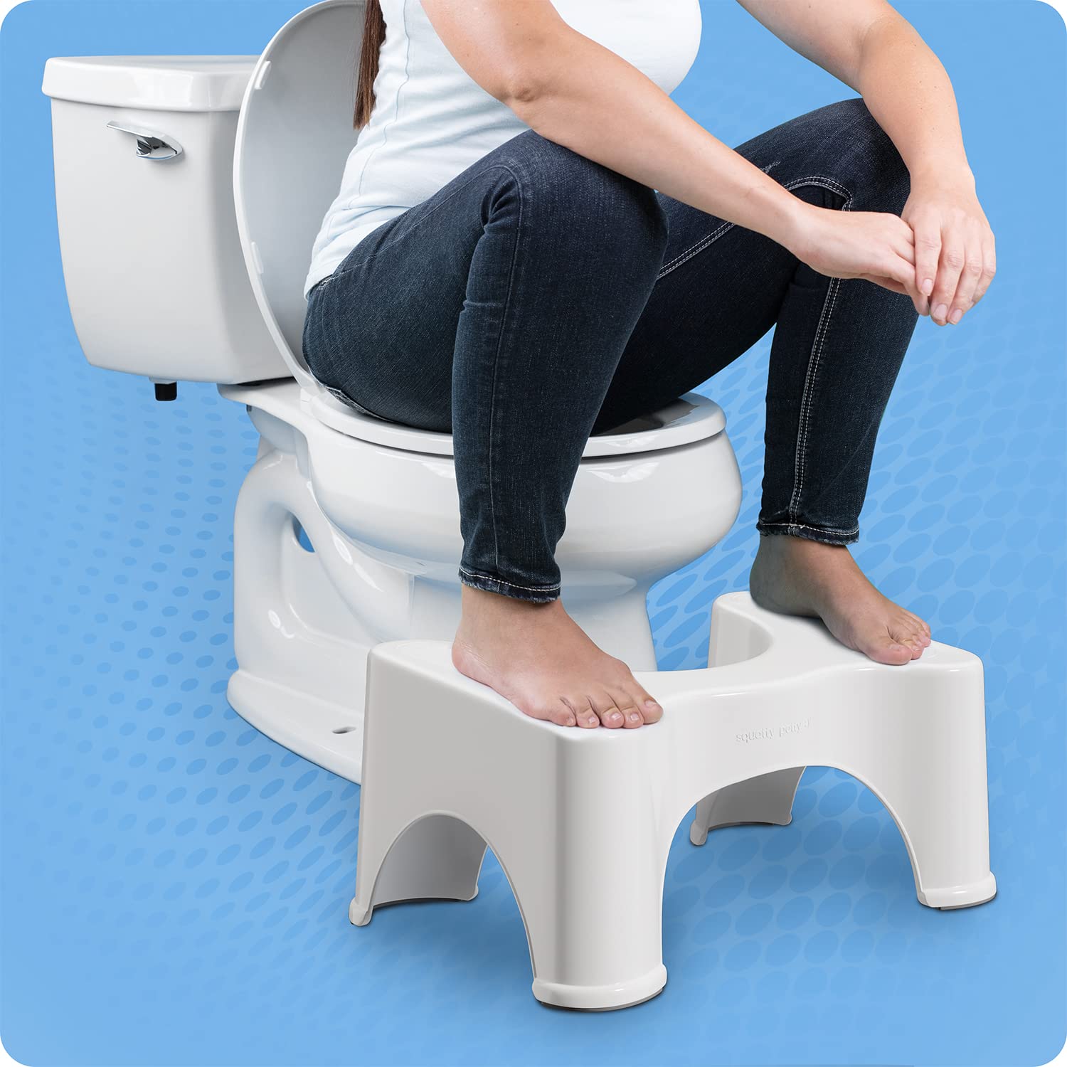 Primer plano mostrando limpieza fácil del Squatty Potty 9" con agua y jabón