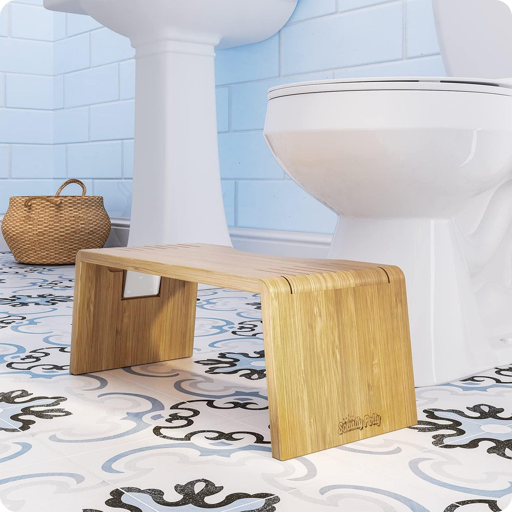 Squatty Potty Oslo junto a cinta métrica mostrando tamaño y escala