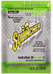 Sqwincher sobre frontal en mano mostrando empaque y uso rápido